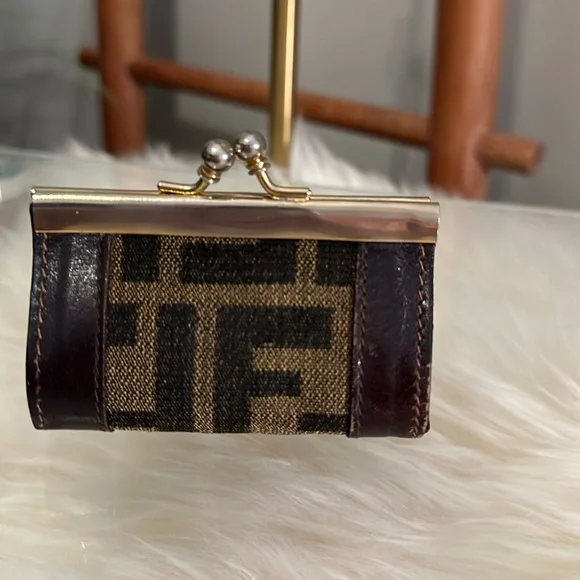 π₯ RARE Authentic Fendi Roma Kisslock Vintage Coin Purse in Zucca Monogramπ₯ - Picture 1 of 10